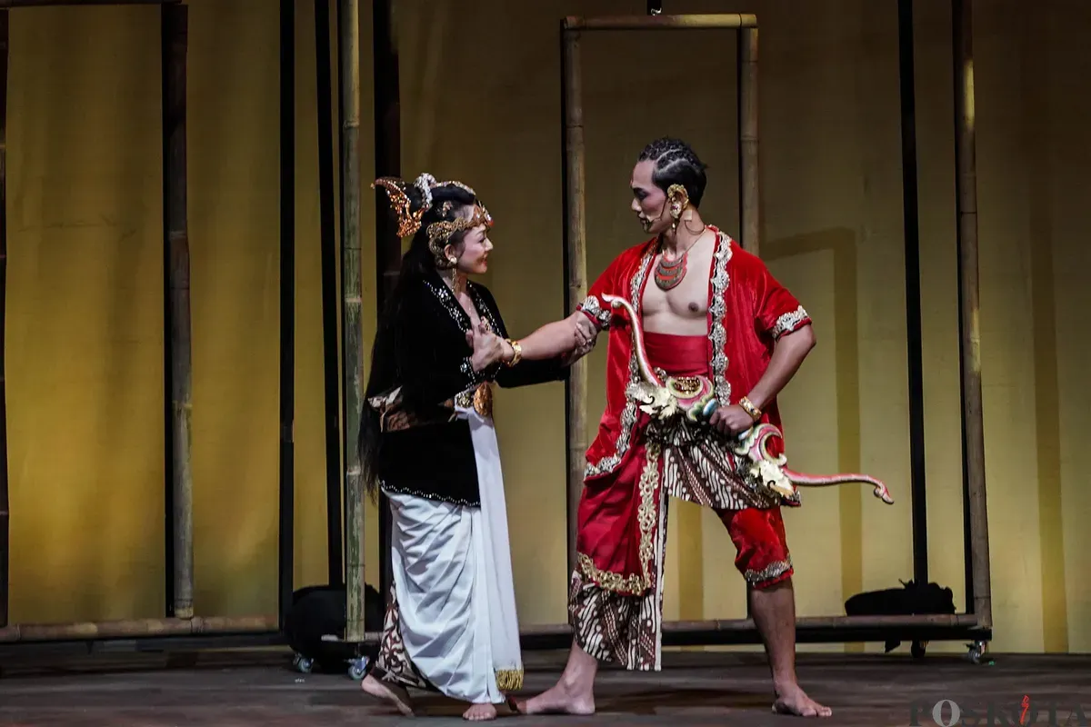Sejumlah seniman dari Swargaloka menampilkan drama musikal berjudul Panah Matahari Adipati Karna pada Festival Musikal Indonesia (FMI) 2025 di Taman Ismail Marzuki (TIM), Cikini, Minggu, 16 November 2025. (Sumber: Poskota/Bilal Nugraha Ginanjar)