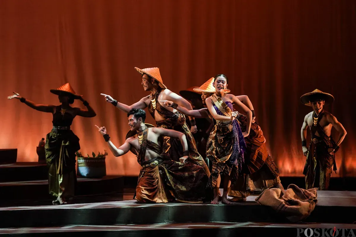 Sejumlah seniman dari Swargaloka menampilkan drama musikal berjudul Panah Matahari Adipati Karna pada Festival Musikal Indonesia (FMI) 2025 di Taman Ismail Marzuki (TIM), Cikini, Minggu, 16 November 2025. (Sumber: Poskota/Bilal Nugraha Ginanjar)