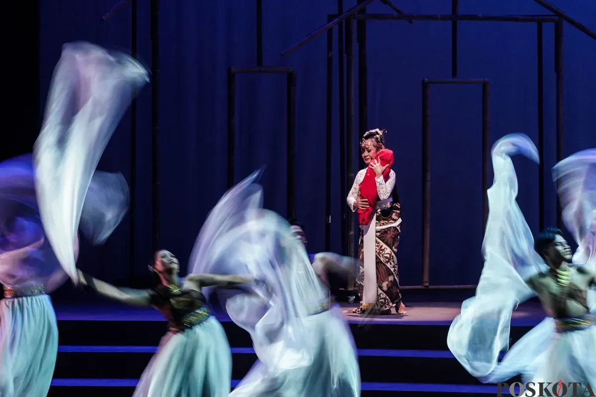 Sejumlah seniman dari Swargaloka menampilkan drama musikal berjudul Panah Matahari Adipati Karna pada Festival Musikal Indonesia (FMI) 2025 di Taman Ismail Marzuki (TIM), Cikini, Minggu, 16 November 2025. (Sumber: Poskota/Bilal Nugraha Ginanjar)
