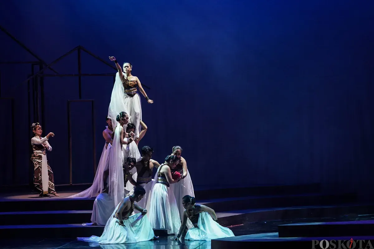 Sejumlah seniman dari Swargaloka menampilkan drama musikal berjudul Panah Matahari Adipati Karna pada Festival Musikal Indonesia (FMI) 2025 di Taman Ismail Marzuki (TIM), Cikini, Minggu, 16 November 2025. (Sumber: Poskota/Bilal Nugraha Ginanjar)