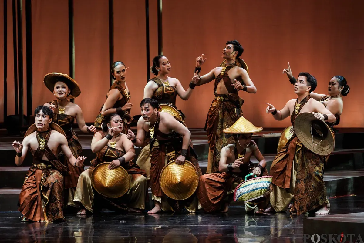 Sejumlah seniman dari Swargaloka menampilkan drama musikal berjudul Panah Matahari Adipati Karna pada Festival Musikal Indonesia (FMI) 2025 di Taman Ismail Marzuki (TIM), Cikini, Minggu, 16 November 2025. (Sumber: Poskota/Bilal Nugraha Ginanjar)