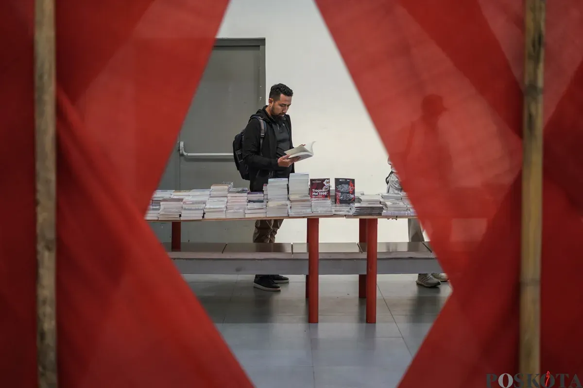 Pengunjung memilih buku pada Jakarta International Literary Festival di Taman Ismail Marzuki, Jakarta, Minggu, 16 November 2025. (Sumber: Poskota/Bilal Nugraha Ginanjar)