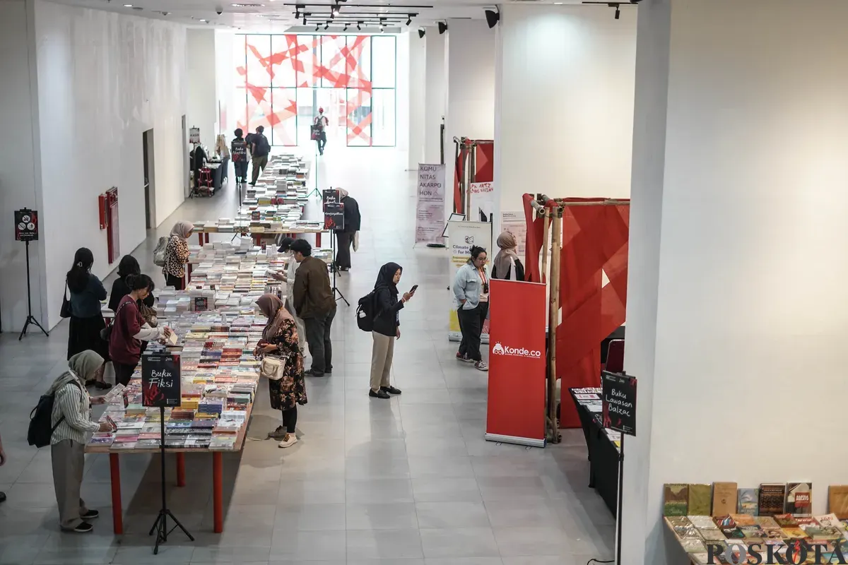 Pengunjung memilih buku pada Jakarta International Literary Festival di Taman Ismail Marzuki, Jakarta, Minggu, 16 November 2025. (Sumber: Poskota/Bilal Nugraha Ginanjar)