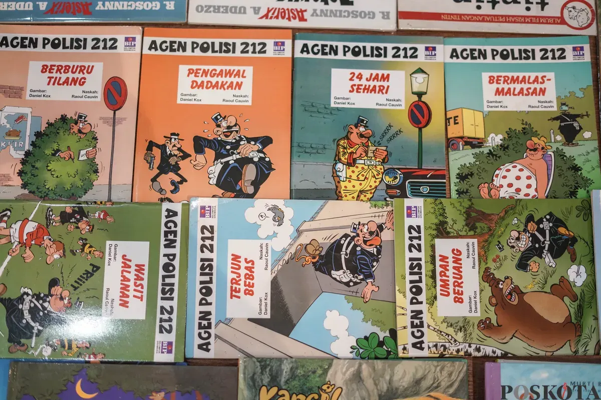 Pengunjung memilih buku pada Jakarta International Literary Festival di Taman Ismail Marzuki, Jakarta, Minggu, 16 November 2025. (Sumber: Poskota/Bilal Nugraha Ginanjar)