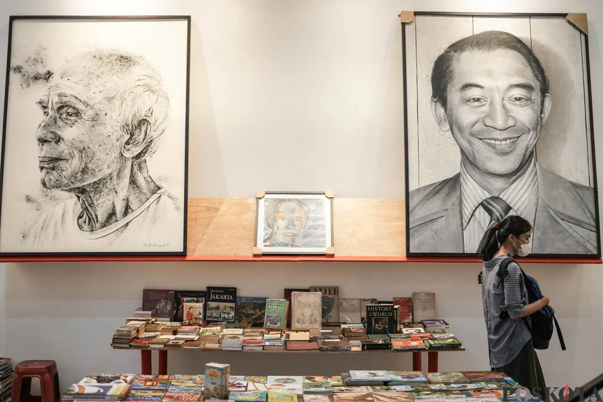Pengunjung memilih buku pada Jakarta International Literary Festival di Taman Ismail Marzuki, Jakarta, Minggu, 16 November 2025. (Sumber: Poskota/Bilal Nugraha Ginanjar)