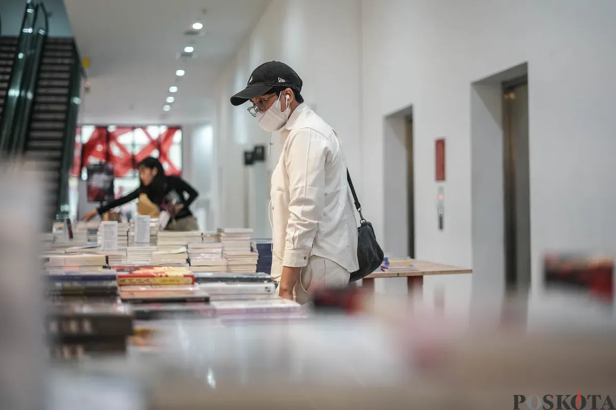 Pengunjung memilih buku pada Jakarta International Literary Festival di Taman Ismail Marzuki, Jakarta, Minggu, 16 November 2025. (Sumber: Poskota/Bilal Nugraha Ginanjar)