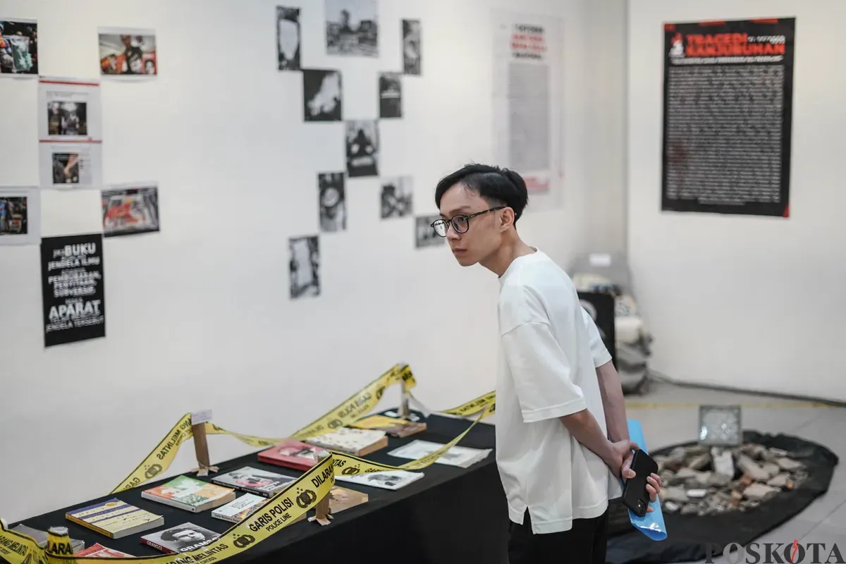 Pengunjung memilih buku pada Jakarta International Literary Festival di Taman Ismail Marzuki, Jakarta, Minggu, 16 November 2025. (Sumber: Poskota/Bilal Nugraha Ginanjar)