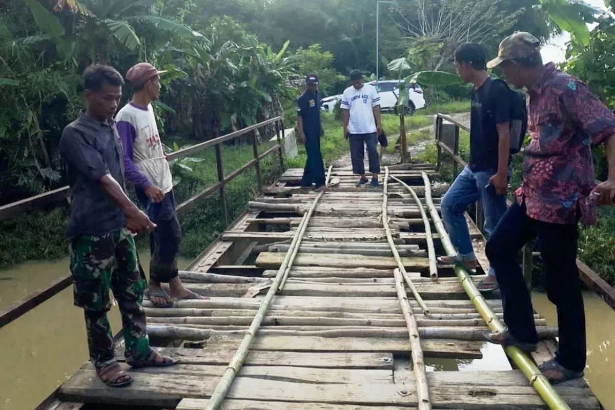 Peninjauan kerusakan jembatan Koranji di Desa Ciawi, Kecamatan Patia, Kabupaten Pandeglang. (Sumber: Dok. Warga)