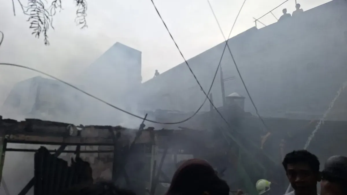 Kebakaran melanda puluhan rumah tinggal di Jatipulo, Palmerah, Jakarta Barat, Minggu, 16 November 2025. (Sumber: Istimewa)