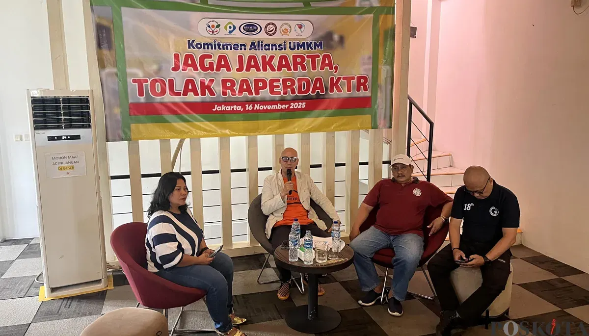 Diskusi bertajuk 'Jaga Jakarta, Tolak Raperda KTR' oleh sejumlah komunitas warteg di Jakarta Barat, Minggu, 16 November 2025. (Sumber: POSKOTA | Foto: Pandi Ramedhan)