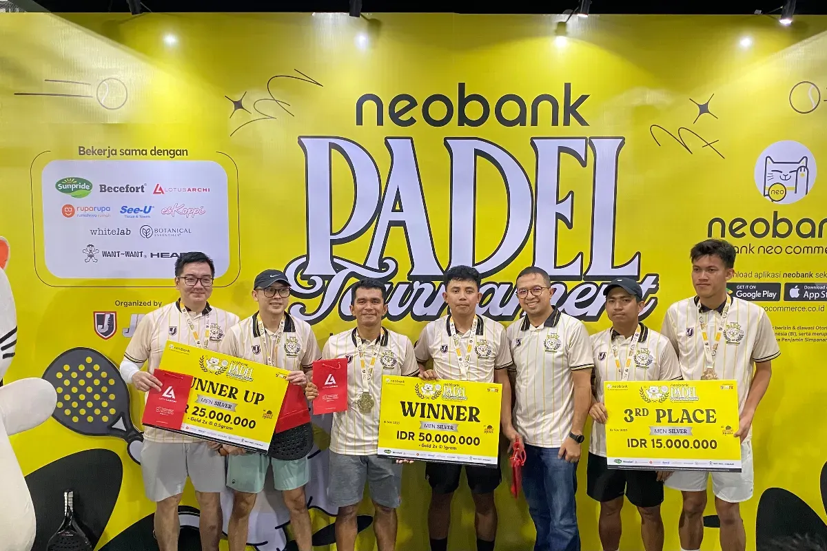 Potret prosesi pemberian hadiah di ajang Neobank Padel Tournament 2025. (Sumber: istimewa)