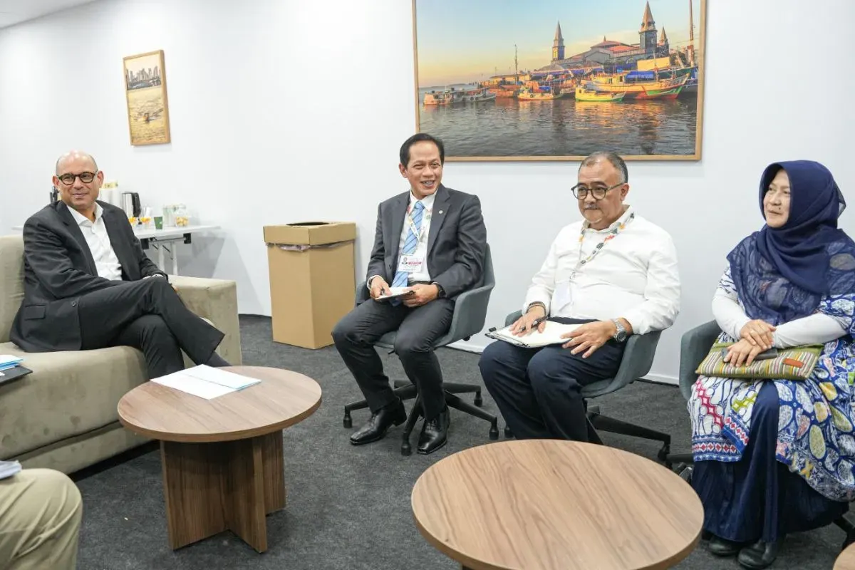 Menteri Lingkungan Hidup/Kepala BPLH, Hanif Faisol Nurofiq menyerahkan dua dokumen penting kepada PBB. (Sumber: Dok. Kementerian LH)