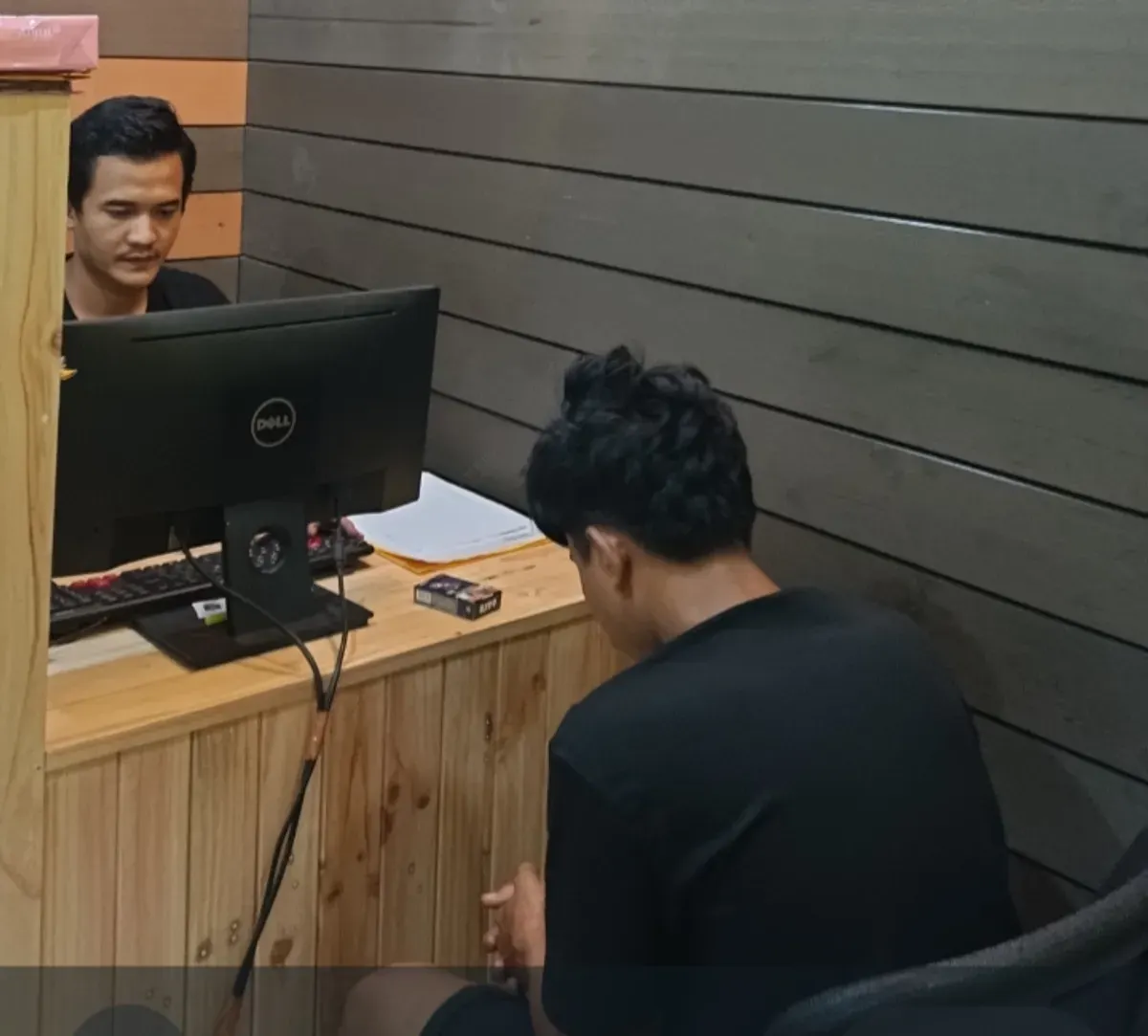 Tersangka SA saat menjalani pemeriksaan di ruang Unit Reskrim Polsek Jawilan. (Sumber: Istimewa)
