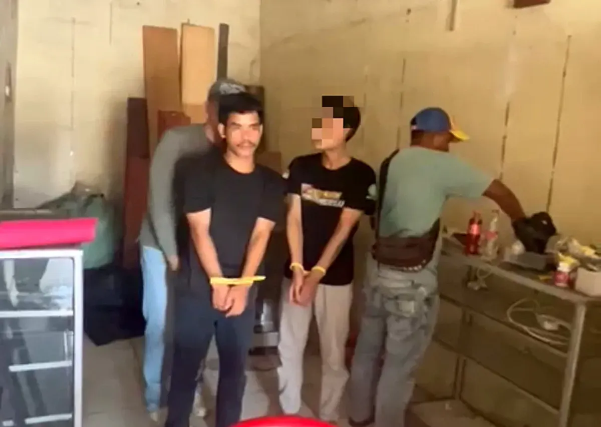 Dua terduga pengedar obat keras tanpa izin saat diamankan petugas Unit Reskrim Polsek Cikande. (Sumber: Dok. Polsek Cikande)