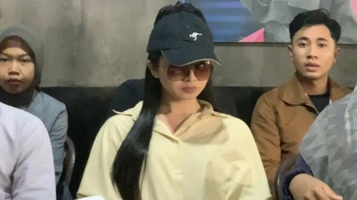 Dea Lipha, MUA asal Lombok yang viral karena penyamarannya sebagai perempuan hingga identitas aslinya sebagai Deni Apriadi Rahman terungkap. (Sumber: Dok/Konferensi Pers)