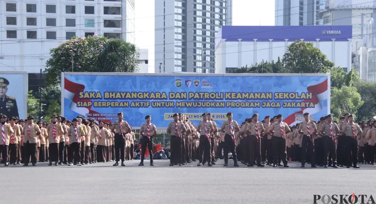 Kapolda Metro Jaya Irjen Asep Edi Suheri saat memimpin Apel Saka Bhayangkara dan Patroli Keamanan Sekolah (PKS) di Lapangan Presisi Ditlantas Polda Metro Jaya, Jakarta Selatan, Senin 17 November 2025. (Sumber: Poskota/Ali Mansur)