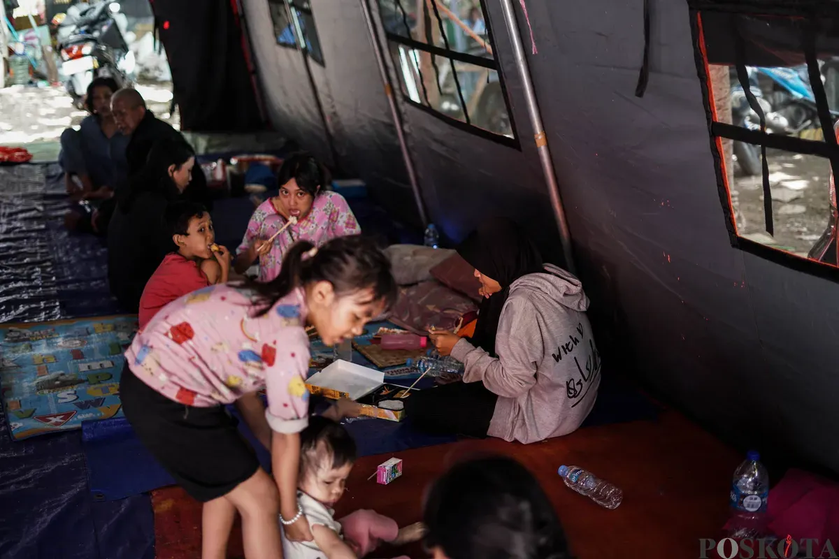 Warga beristirahat di posko pengungsian  RW 004 Jatipulo, Jakarta Barat, Senin, 17 November 2025. (Sumber: Poskota/Bilal Nugraha Ginanjar)