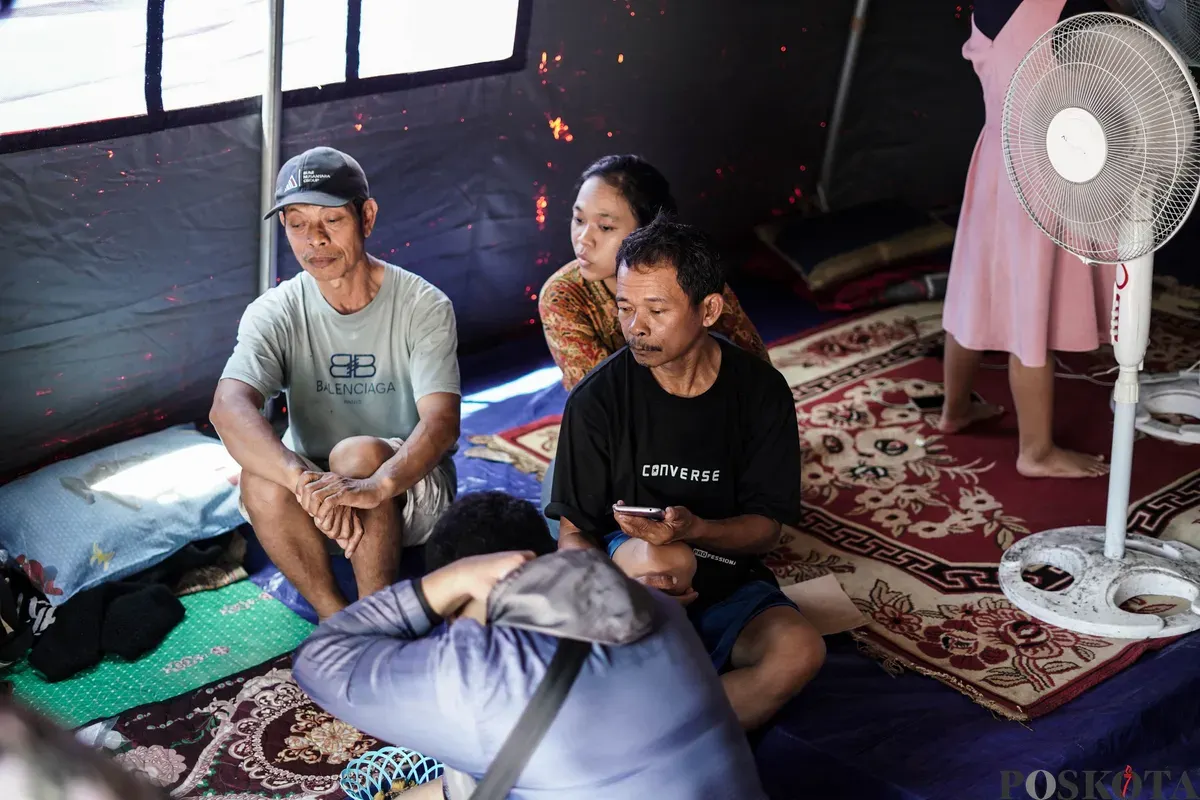 Warga beristirahat di posko pengungsian RW 004 Jatipulo, Jakarta Barat, Senin, 17 November 2025 (Sumber: Poskota/Bilal Nugraha Ginanjar)