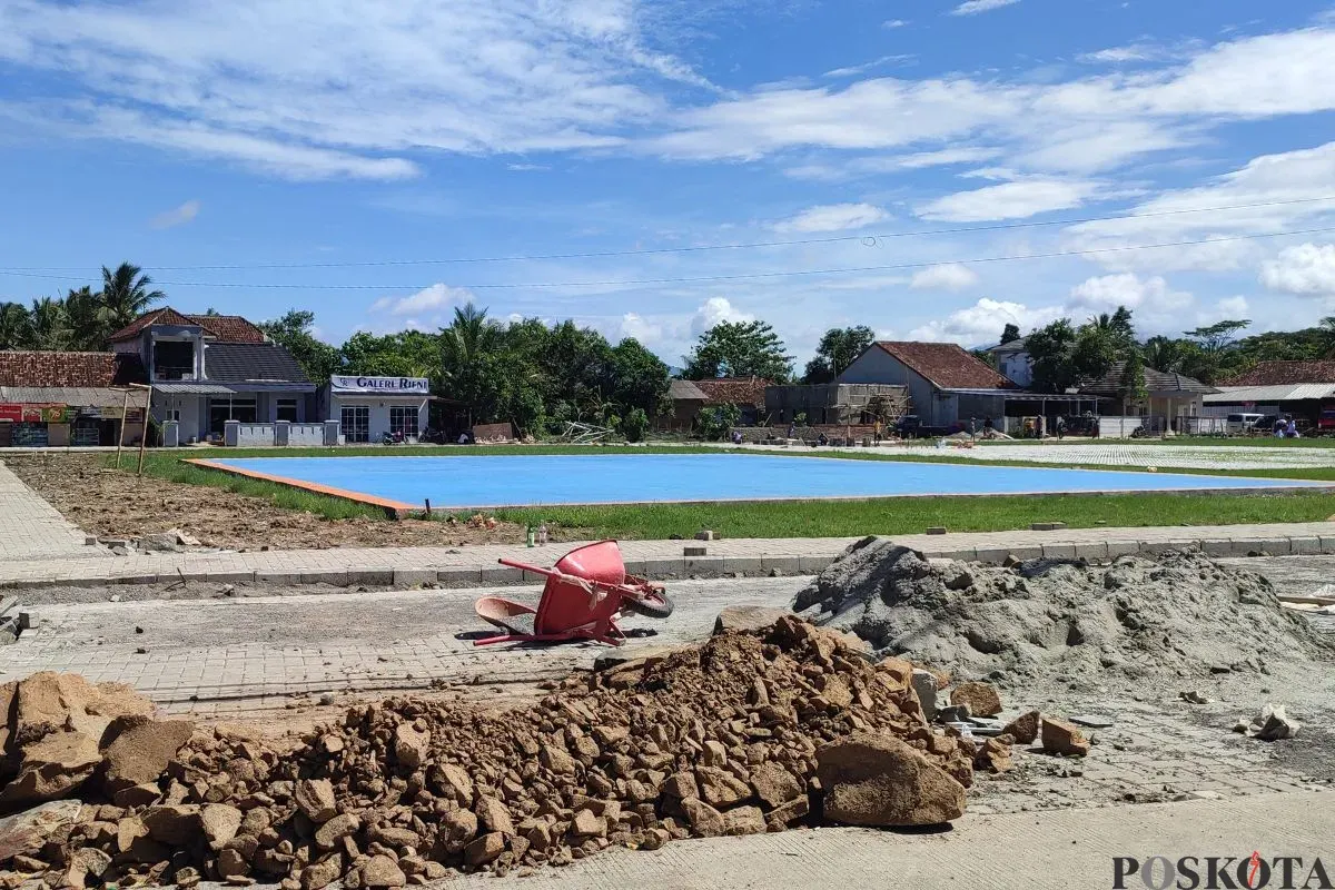Proyek alun-alun Pagelaran di Desa Pagelaran, Kecamatan Pagelaran, Kabupaten Pandeglang, belum rampung. (Sumber: Poskota/Samsul Fatoni)