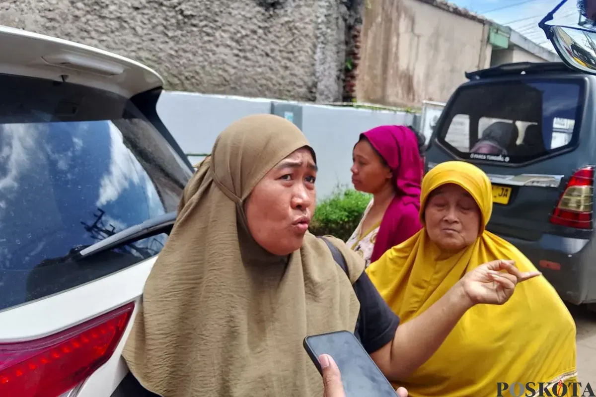 Sejumlah emak-emak mendatangi Kantor Dinsos Kabupaten Pandeglang, Senin, 17 November 2025. (Sumber: Poskota/Samsul Fatoni)