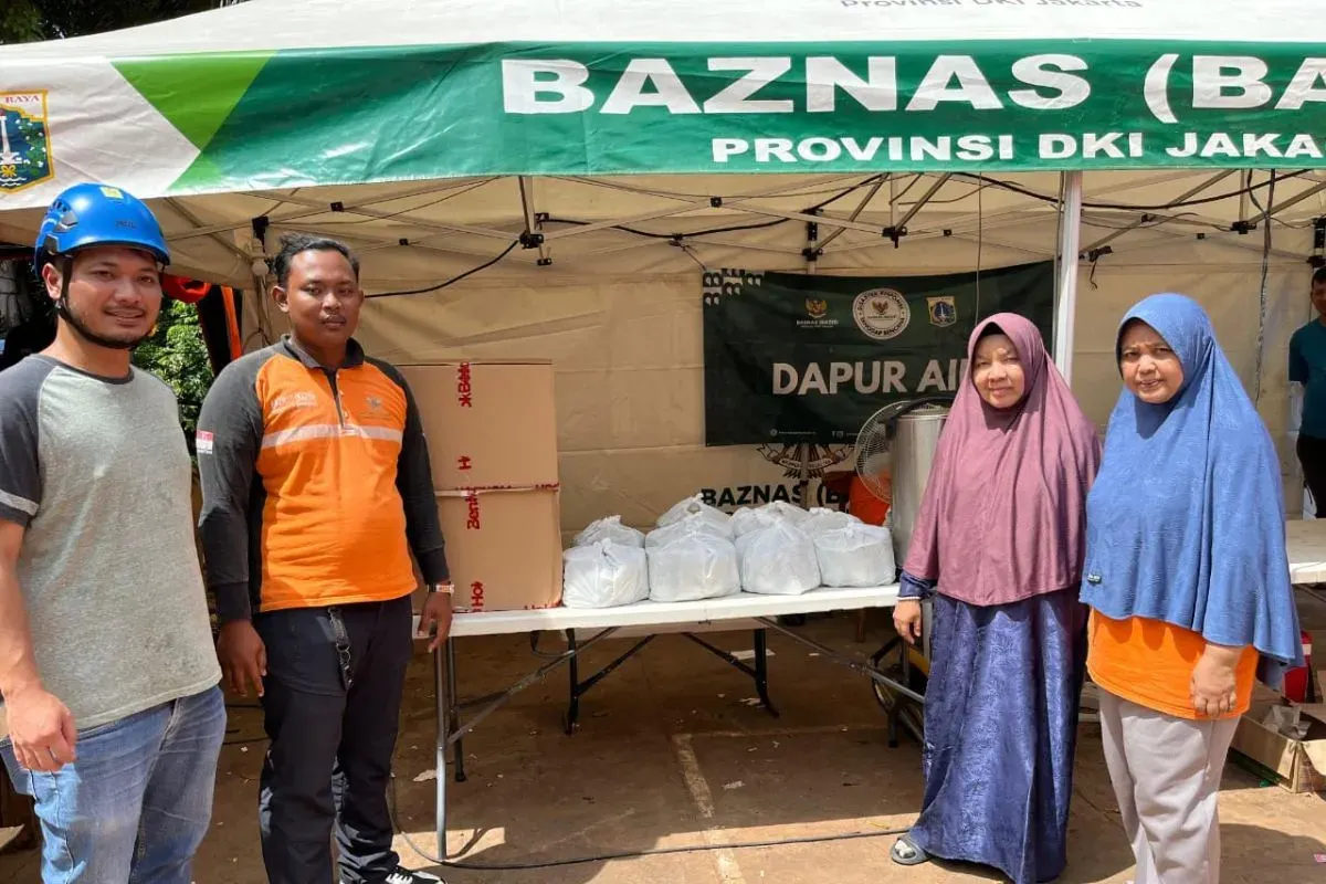 PT PLN (Persero) UPT Cawang menyerahkan bantuan berupa makanan kepada warga yang terdampak paska kebakaran, Senin, 17 November 2025. (Sumber: Dok. PLN UID Jaya)