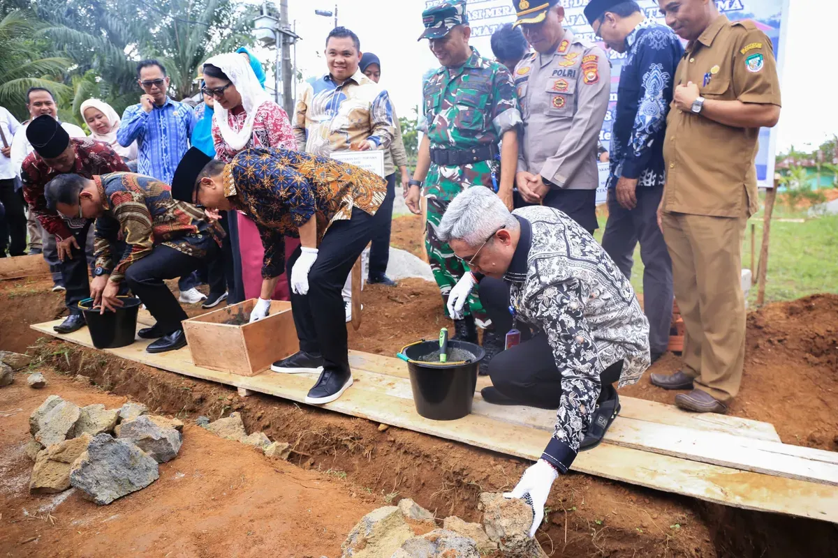 Para pejabat BNN, Kemendes PDT, dan pemerintah daerah mengikuti prosesi simbolis pencanangan Desa Sido Luhur sebagai Desa Bersinar di Kabupaten Seluma, Bengkulu. (Sumber: Biro Humas dan Protokol BNN)