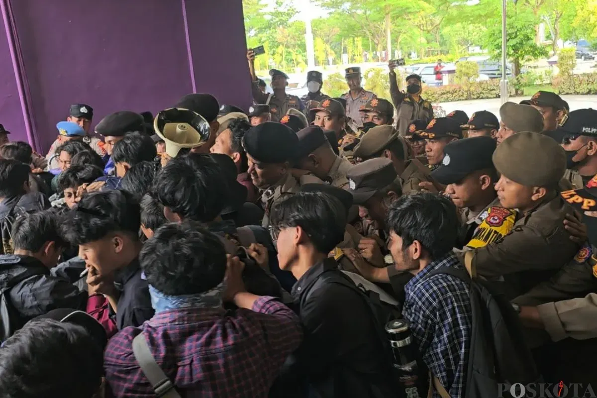 Aksi dorong antara mahasiswa dan aparat keamanan di halaman Kantor DPRD Kabupaten Tangerang, Kadu Agung, Tigaraksa, Senin, 17 November 2025. (Sumber: Poskota/Veronica Prasetio)