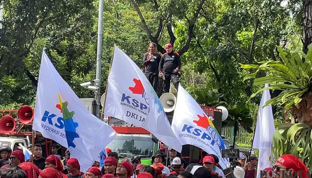 Sejumlah elemen buruh melakukan aksi demonstrasi di depan Kantor Balai Kota DKI Jakarta, pada Senin, 17 November 2025. (Sumber: POSKOTA | Foto: M Tegar Jihad)