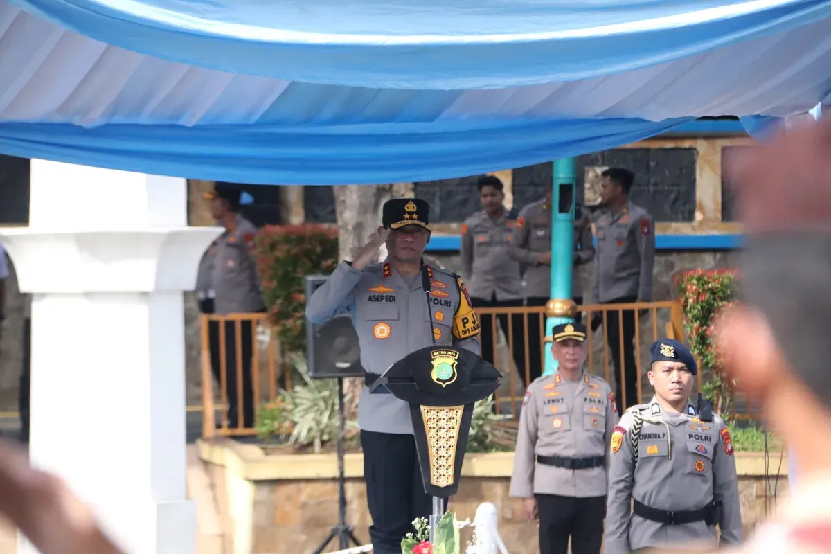 Kapolda Metro Jaya, Irjen Asep Edi Suheri memimpin Apel Saka Bhayangkara dan PKS di Lapangan Presisi Ditlantas Polda Metro Jaya, Jakarta Selatan, Senin, 17 November 2025. (Sumber: Dok. Humas Polda Metro Jaya)