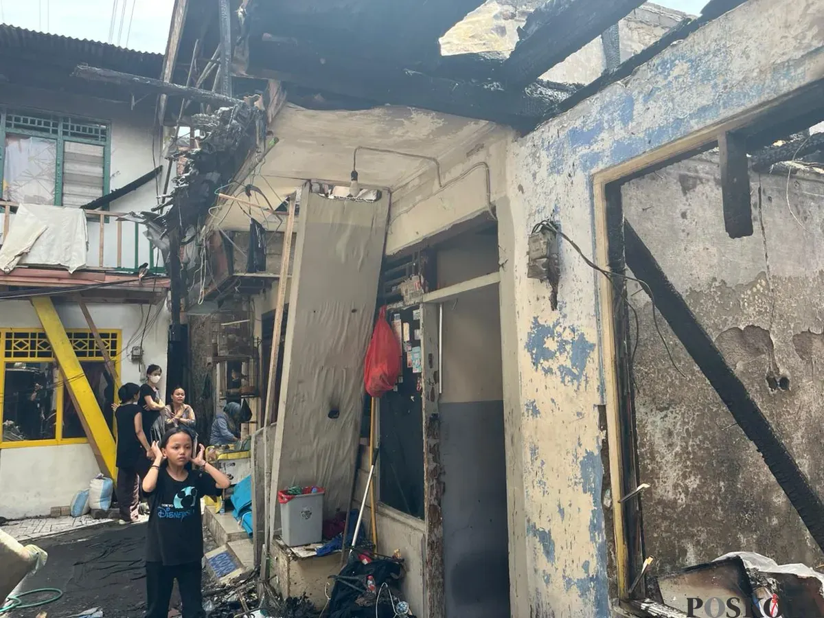 Suasana pemukiman padat penduduk di Jatipulo, Palmerah, Jakarta Barat, seusai kebakaran, Senin, 17 November 2025. (Sumber: Poskota/M. Tegar Jihad)