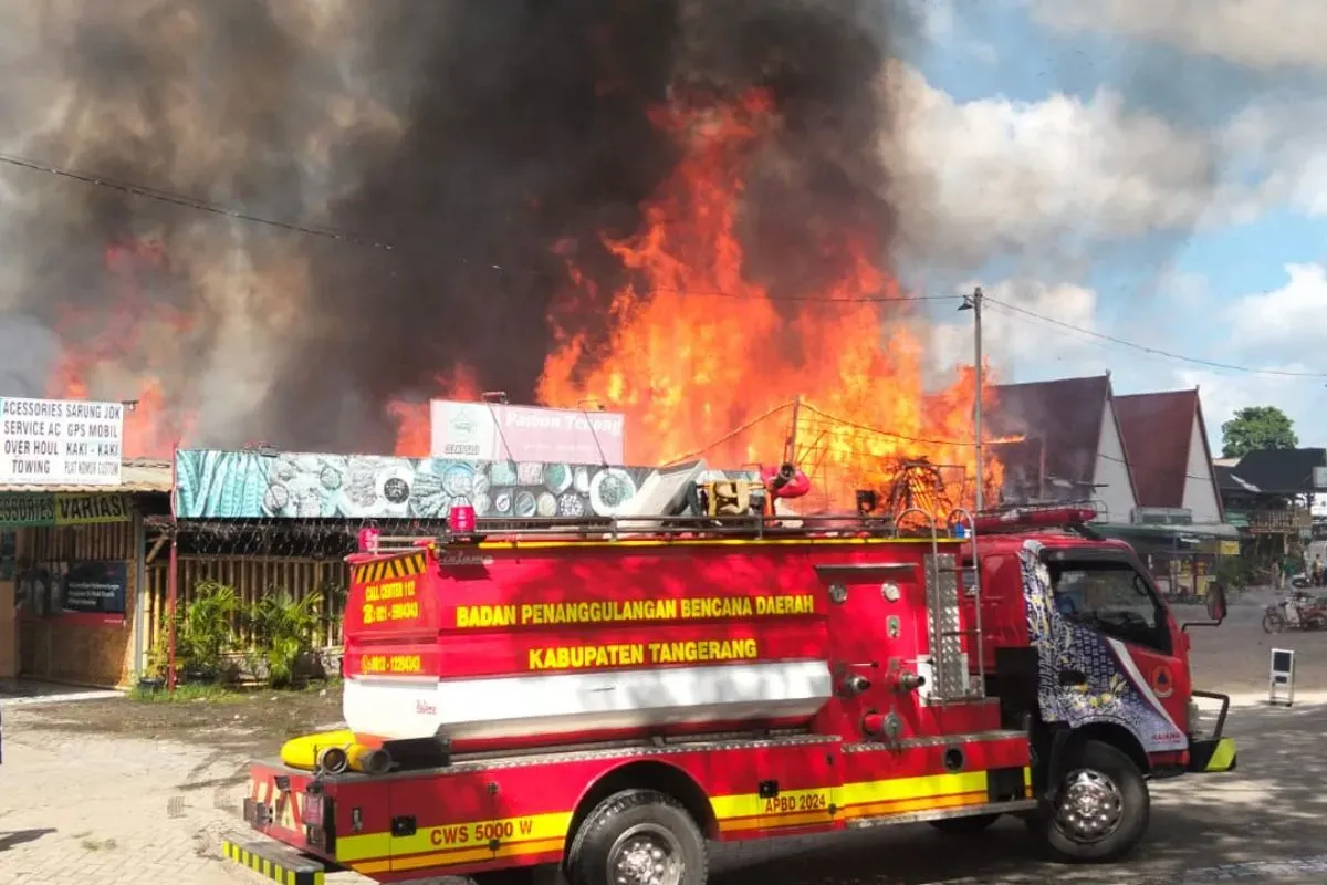 Kebakaran kios rumah makan di Ruko Pujasera Bumi Indah, Desa Suka Mantri, Kecamatan Pasar Kemis, Kabupaten Tangerang terbakar, Senin, 17 November 2025. (Sumber: Dok. BPBD Kabupaten Tangerang)