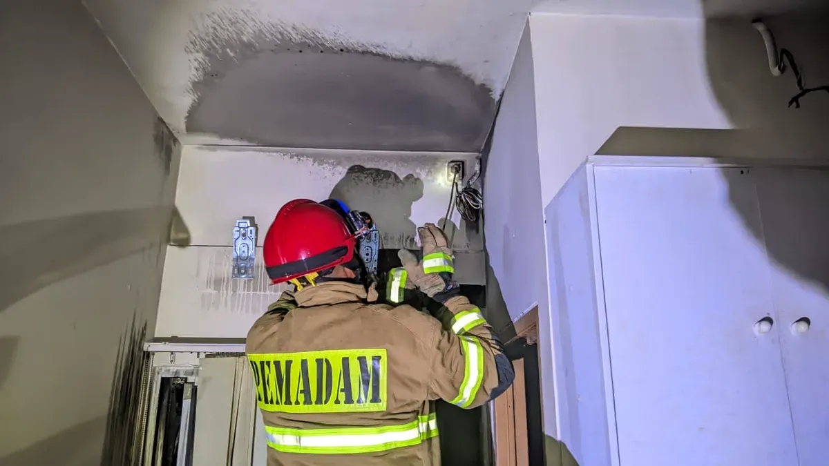 Petugas Damkar Kota Depok memadamkam api dari AC di kamar penghuni Apartemen Cinere Resort, Kota Depok. (Sumber: Istimewa)