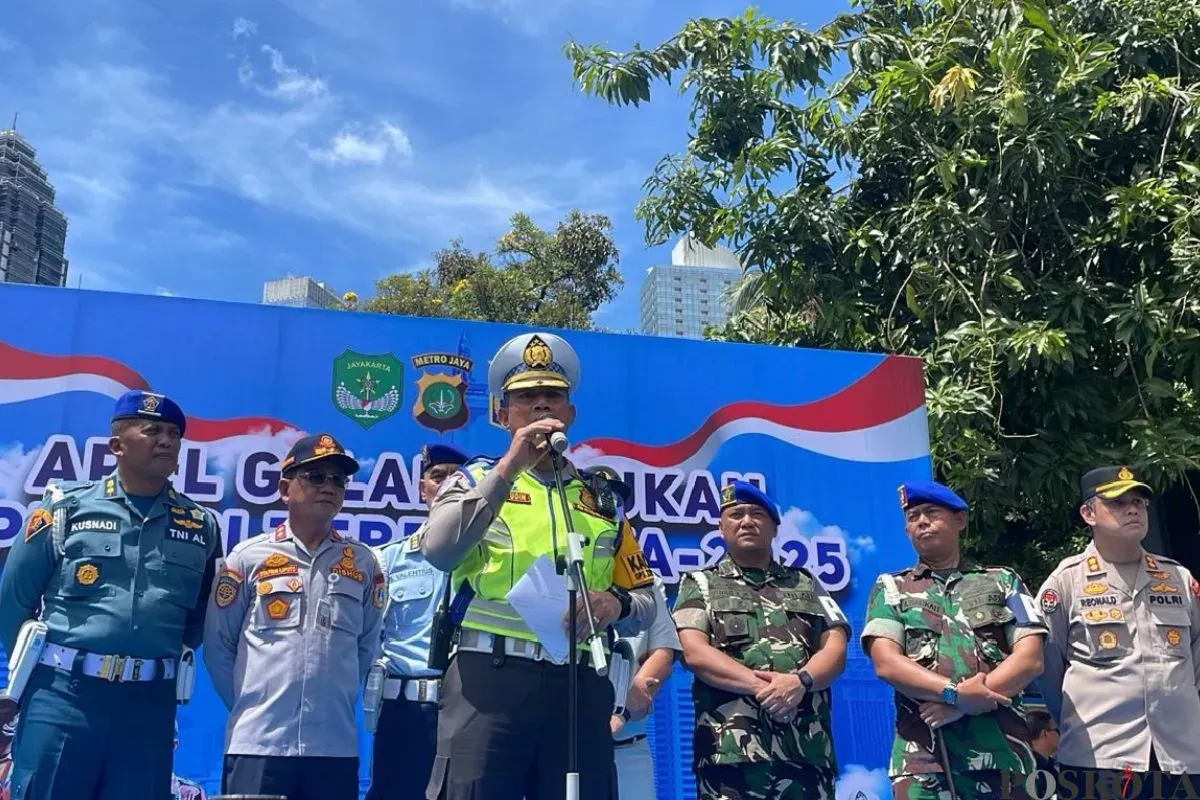 Direktur Lalu Lintas Polda Metro Jaya, Kombes Komarudin menyampaikan pernyataan di lapangan Presisi Polda Metro Jaya, Jakarta Selatan, Senin, 17 November 2025. (Sumber: Poskota/Ali Mansur)