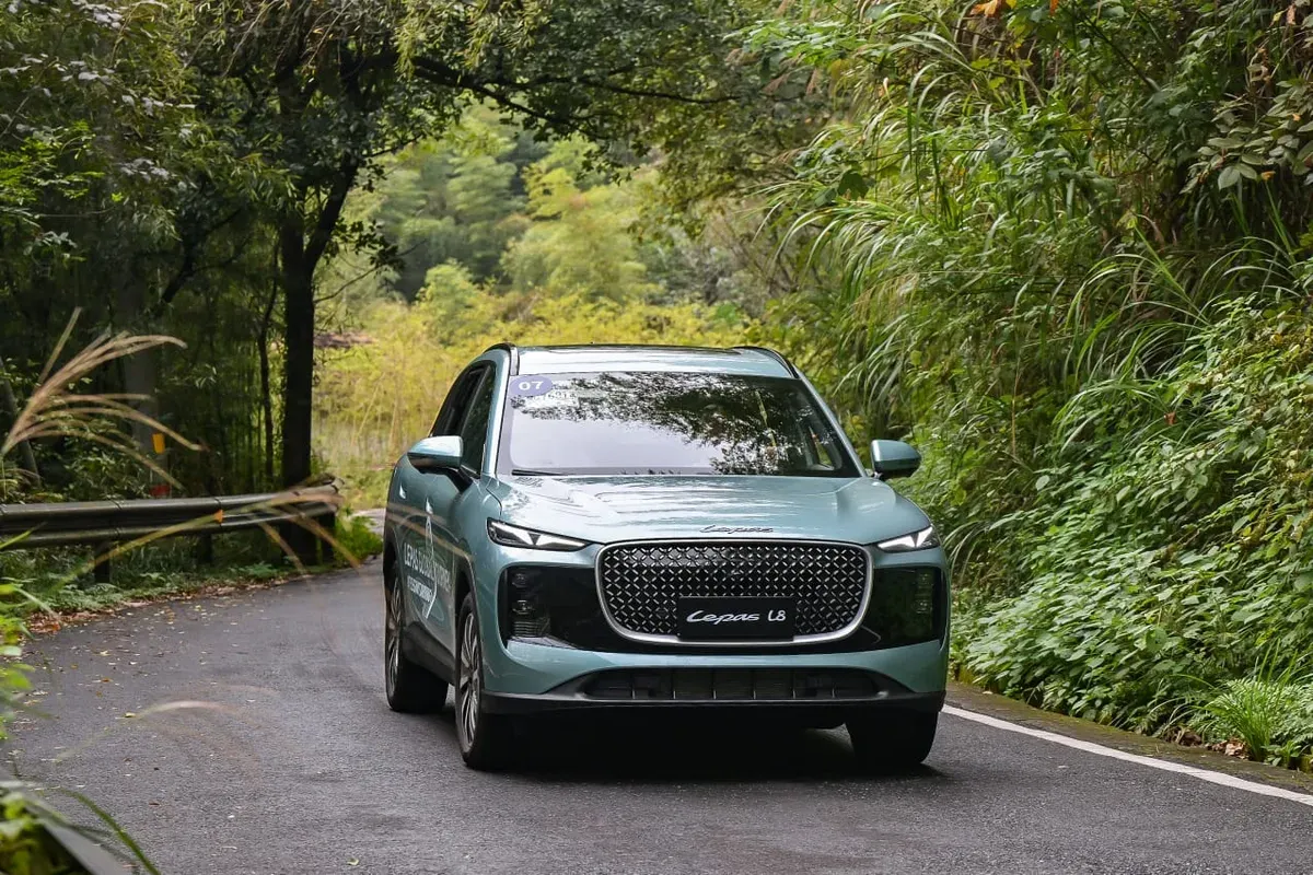 Mobil LEPAS L8 resmi tampil perdana di GJAW 2025. SUV dengna mengusung konsep desain “Leopard Aesthetics”. (Sumber: Dok. LEPAS)