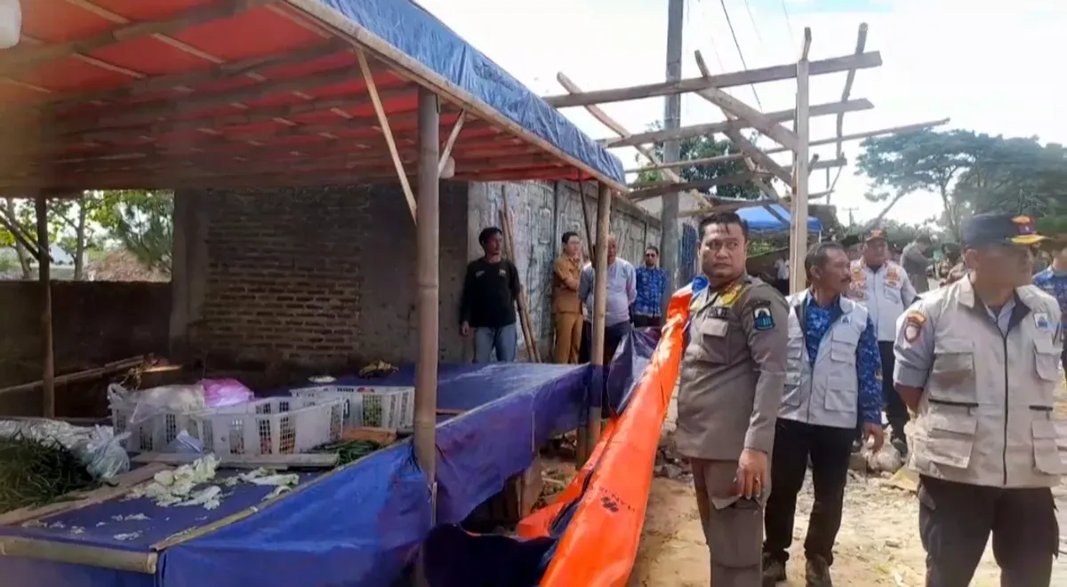 Petugas Satpol PP Lebak dan pihak terkait lainnya saat membongkar lapak PKL untuk direlokasi. (Sumber: Dok. Disperindag Lebak)