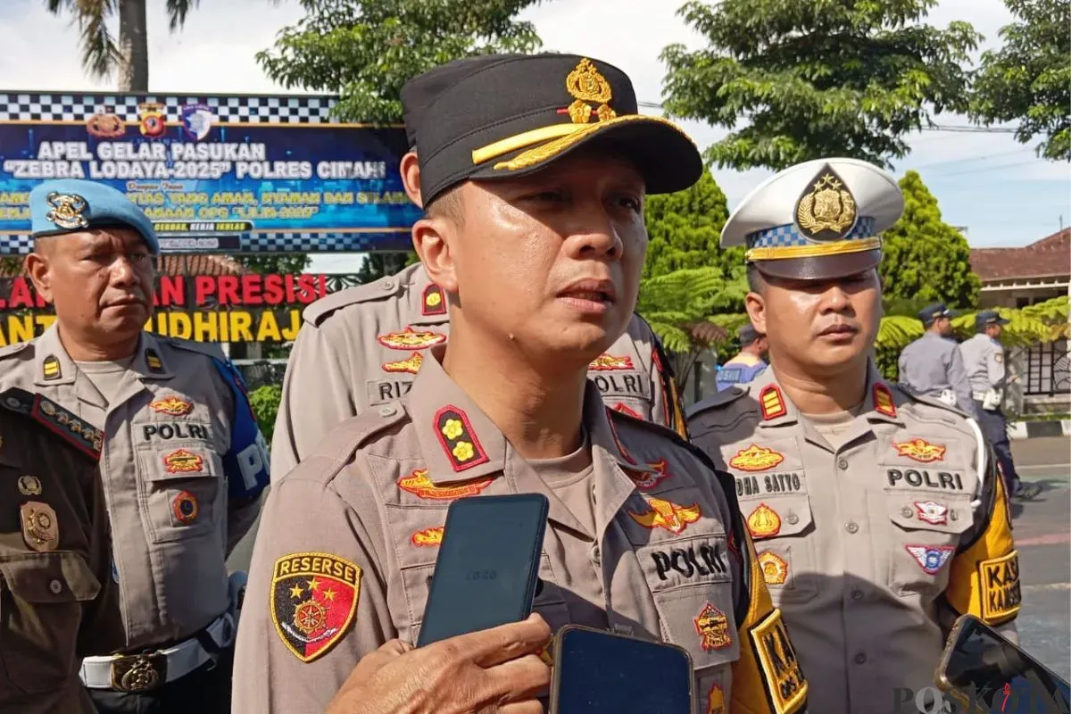 Kapolres Cimahi, AKBP Niko N. Adi Putra, memberikan pernyataan kepada wartawan di Mapolres Cimahi terkait operasi Zebra Lodaya 2025, Senin, 17 November 2025. (Sumber: Poskota/Gatot Poedji Utomo)