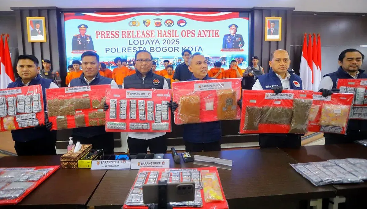 Satnarkoba Polresta Bogor Kota menunjukkan barang bukti hasil tangkapan Operasi Antik Lodaya 2025 selama 10 hari ke belakang. (Sumber: Dok Polresta Bogor Kota)