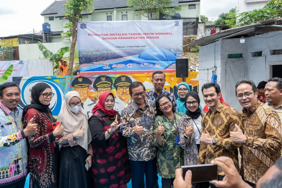 Gubernur DKI Jakarta Pramono Anung berfoto bersama usai meresmikan Instalasi Biodigester Komunal di Kelurahan Pekayon, Jakarta Timur. (Sumber: Istimewa)