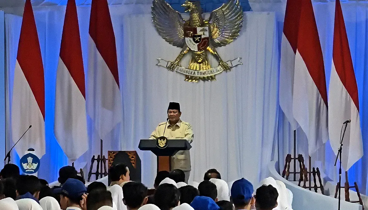 Presiden RI, Prabowo Subianto, saat memberikan sambutan dalam acara peresmian perangkat IFP atau smartboard untuk menunjang proses belajar di SMPN 4 Kota Bekasi. (Sumber: Istimewa)