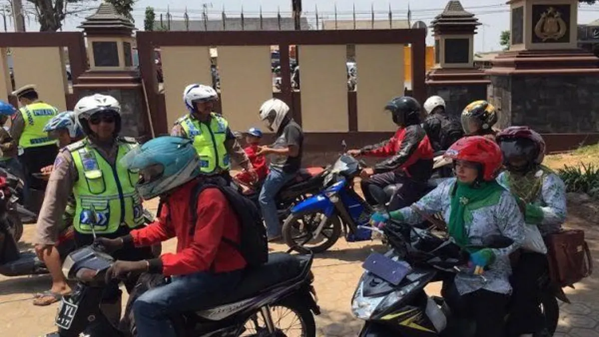 Petugas kepolisian melakukan pemeriksaan kendaraan dalam Operasi Zebra Lodaya 2025 di wilayah Jawa Barat. (Sumber: Pinterest)