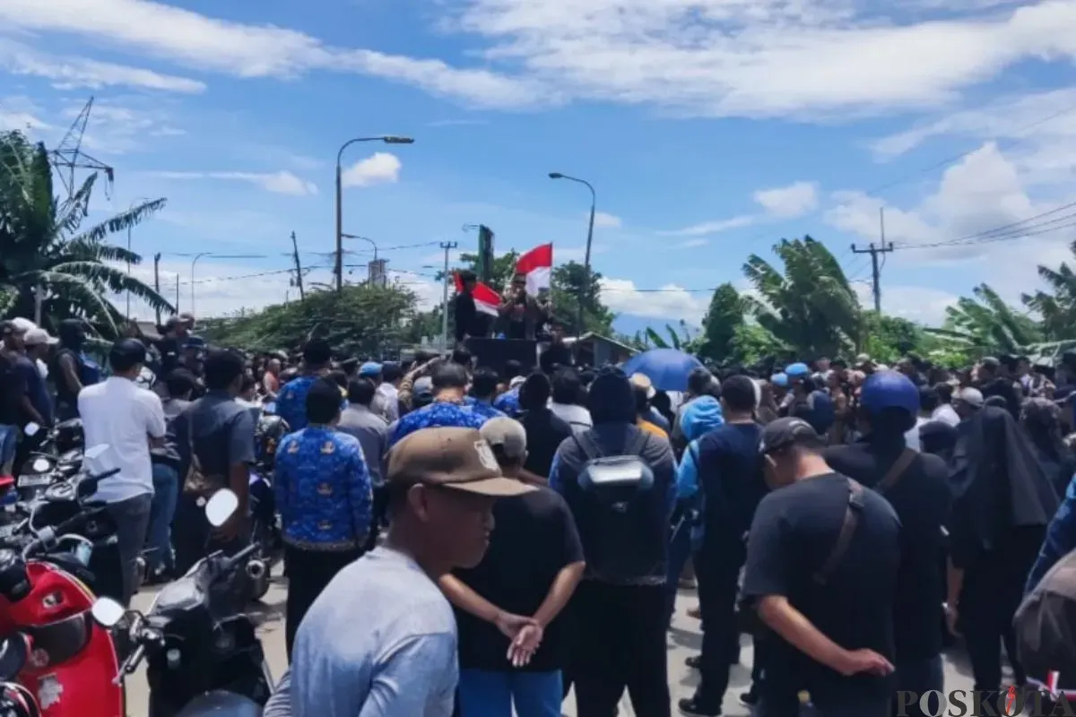 Suasana unjuk rasa memprotes truk tambang beroperasi di luar jam operasional di Jalan Raya Bojonegara-Pulo Ampel, Kabupaten Serang, Senin, 17 November 2025. (Sumber: Poskota/Rahmat Haryono)