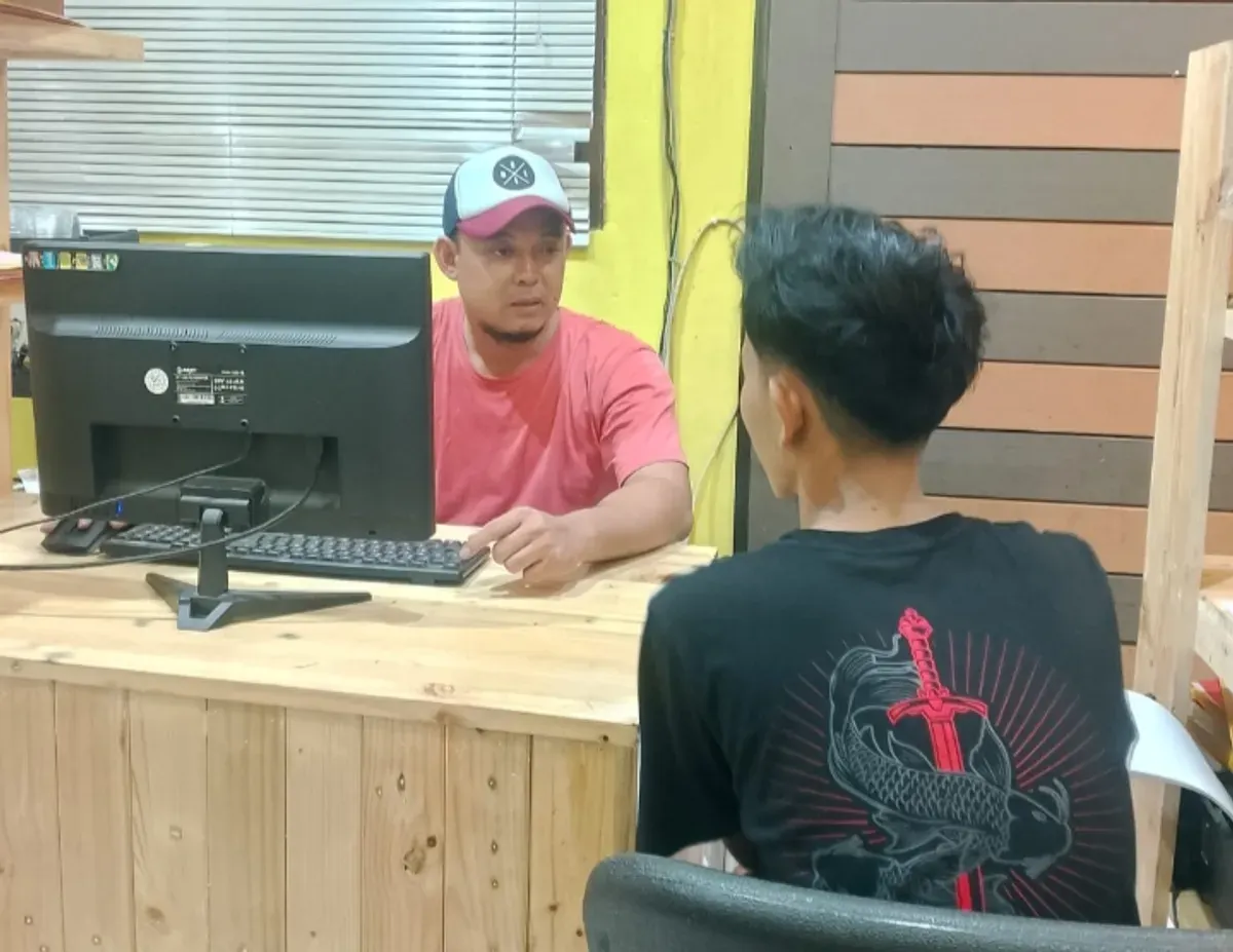 Tersangka AN menjalani pemeriksaan terkait kasus peredaran narkoba. (Sumber: Polsek Jawilan)