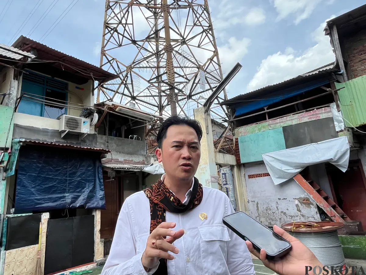 Anggota DPRD DKI Jakarta, Kevin Wu, meninjau lokasi kebakaran di Jatipulo, Palmerah, Jakarta Barat, Senin, 17 November 2025. (Sumber: Poskota/Pandi Ramedhan)