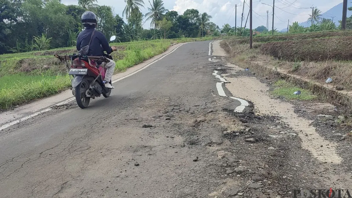 Kondisi jalan Babakan Sompok-Kadumadang, Kabupaten Pandeglang. (Sumber: Poskota/Samsul Fatoni)
