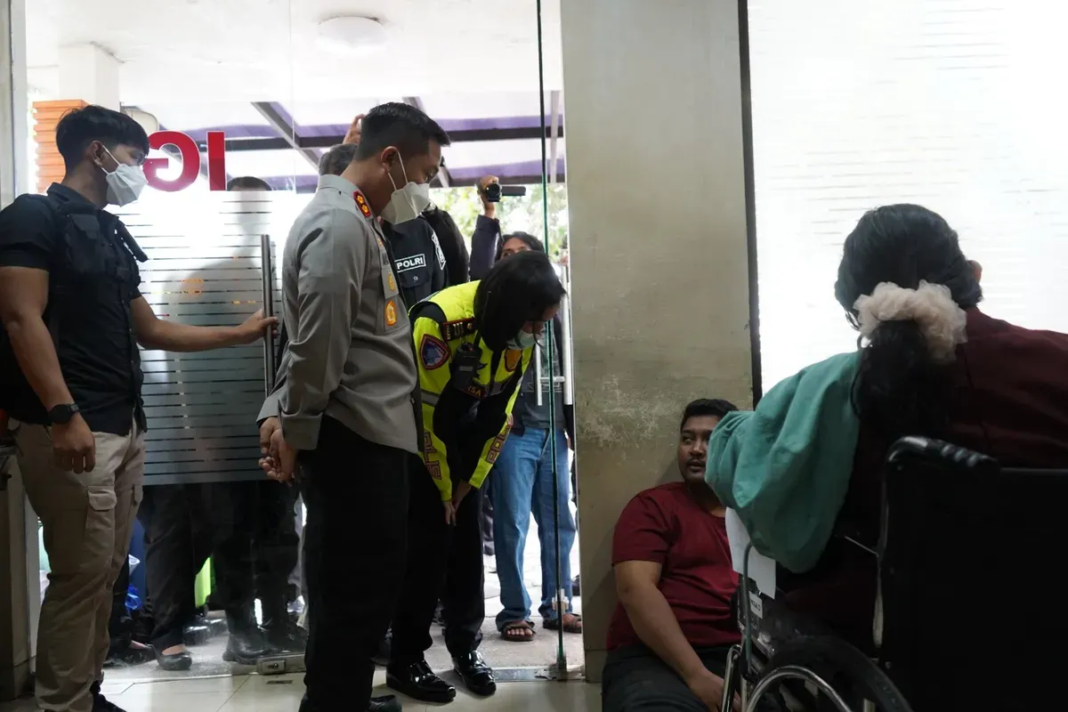 Kapolres Purwakarta menjenguk korban kecelakaan maut di RS Abdul Radjak Purwakarta. (Sumber: Dadan Sukmana)