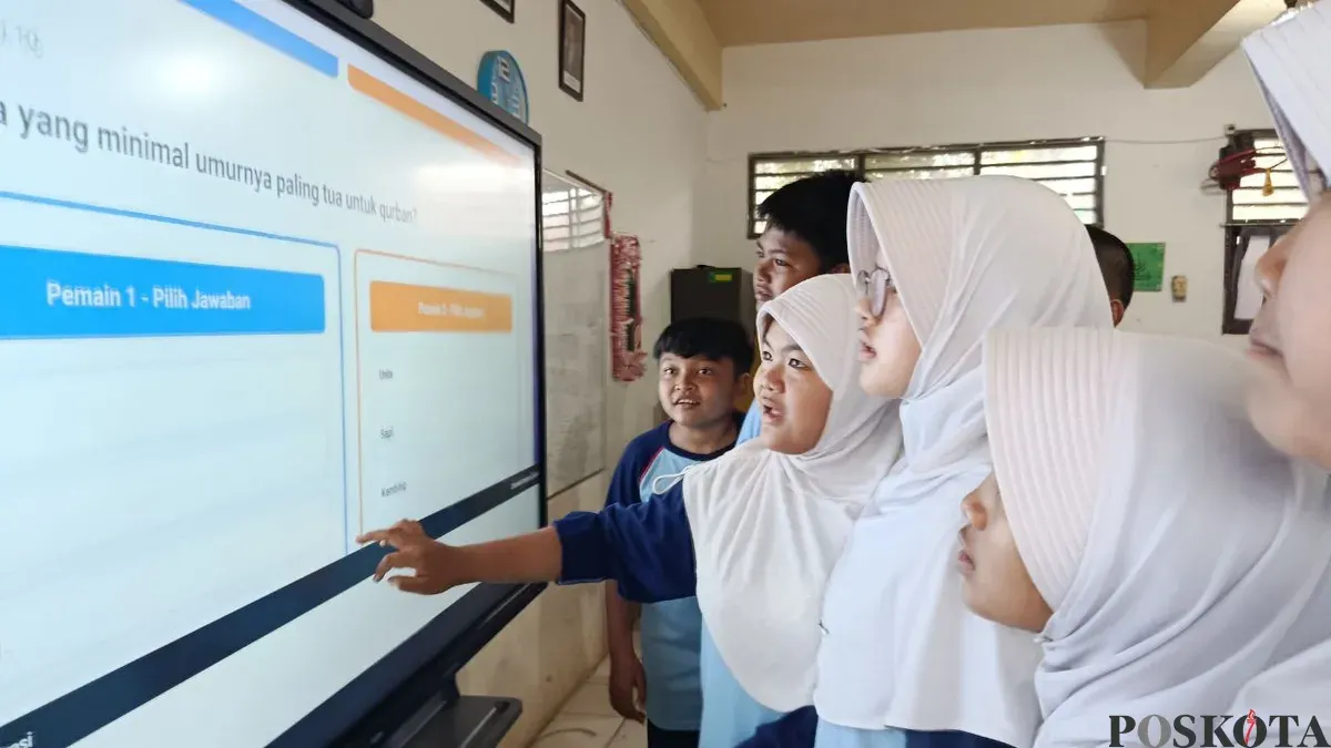 Suasana belajar dan mengajar di kelas 7 SMPN 4 Kota Bekasi menggunakan perangkat Smartboard, Selasa, 18 November 2025. (Sumber: Poskota/Nurpini Aulia Rapika)