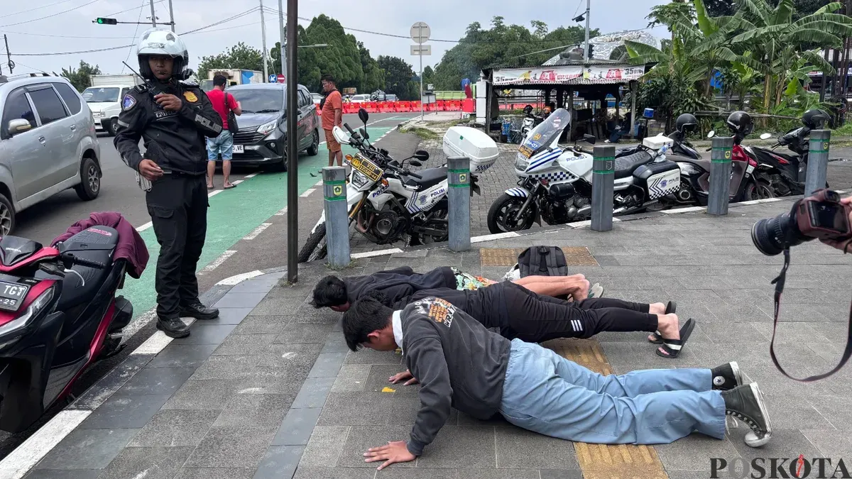 Tiga pelajar dihukum push up lantaran melanggar lalu lintas saat razia pajak dalam Operasi Zebra Lodaya 2025 Polres Bogor. (Sumber: Poskota/Giffar Rivana)