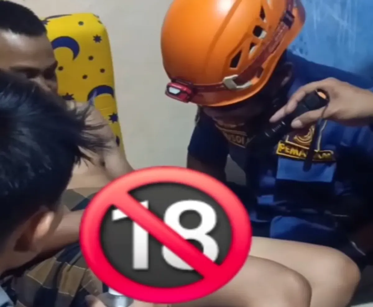 Tangkap layar petugas damkar saat menolong seorang pria di Bogor yang alat kelaminnya terjepit ritsleting.