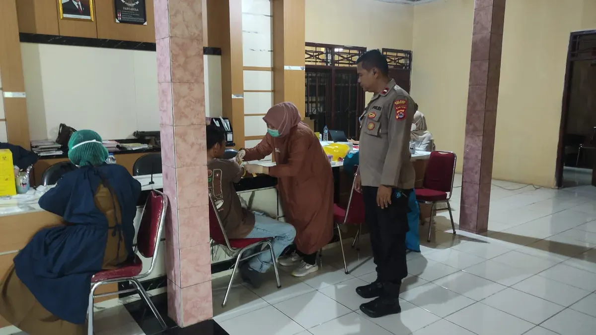 Warga terdampak Cesium 137 menjalani pemeriksaan di Puskesmas Cikande. (Sumber: Dok. Humas Polres Serang)