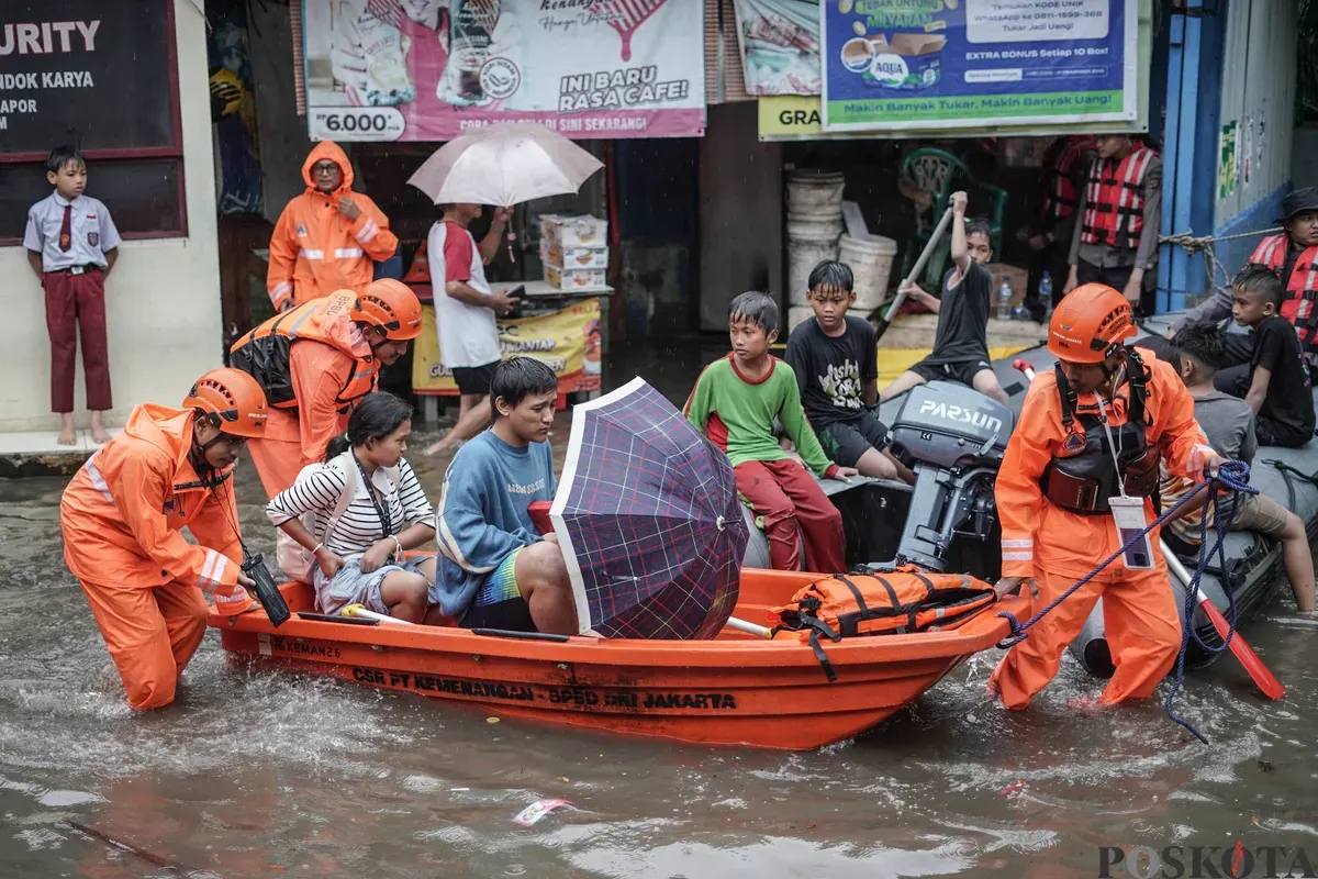 Personel polisi membantu warga saat banjir di Kompleks Polri Pondok Karya, Mampang Prapatan, Jakarta, Selasa, 18 November 2025. (Sumber: Poskota/Bilal Nugraha Ginanjar)